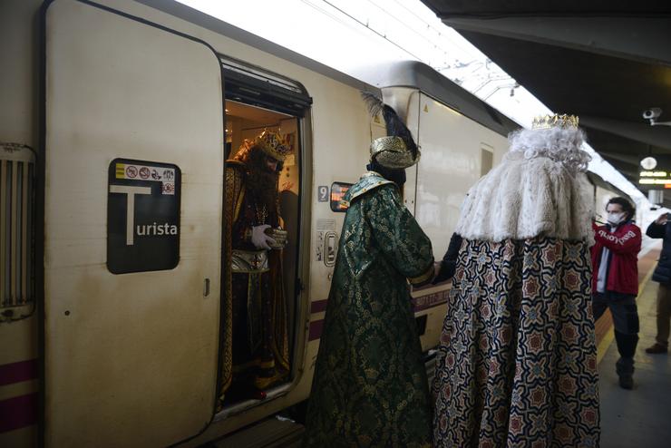 Os Reis Meigos saen do Renfe Alvia á cabalgata de Reyes, a 5 de xaneiro de 2022, en Ourense 