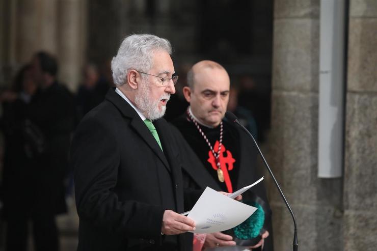 O delegado rexio na ofrenda de Translación, o presidente do Parlamento, Miguel Santalices / PARLAMENTO DE GALICIA