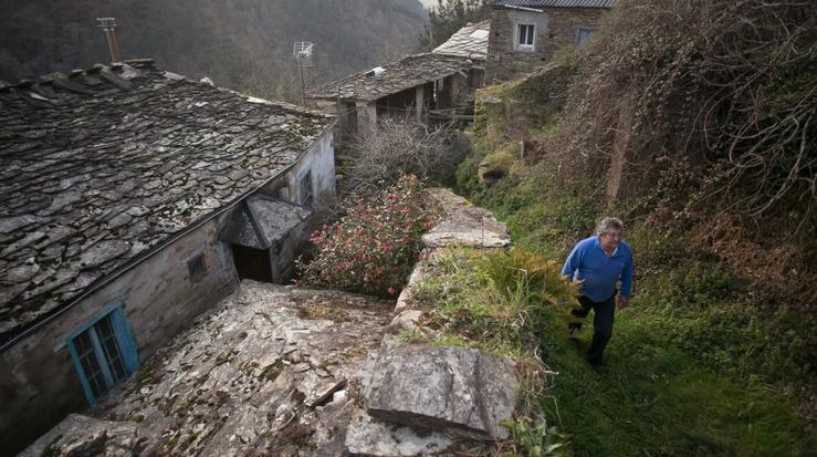 Pepe, un dos últimos veciños da aldea de Muiñou, amosa as rúas de San Pedro de Bogo, unha aldea que chegou a contar con 170 habitantes nos anos 60 e onde hoxe só habitan 4 veciños, a 16 de febrero de 2023 