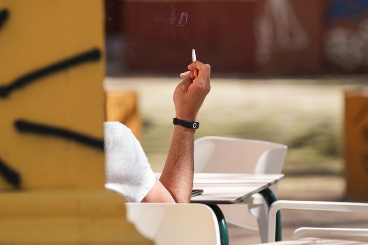 Unha persoa fumando nunha terraza / María José López - Arquivo