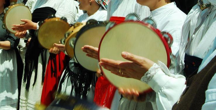 Pandeiretas tocando unha muiñeira 