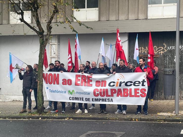 Traballadores de Circet protestan ás portas do Parlamento de Galicia. 