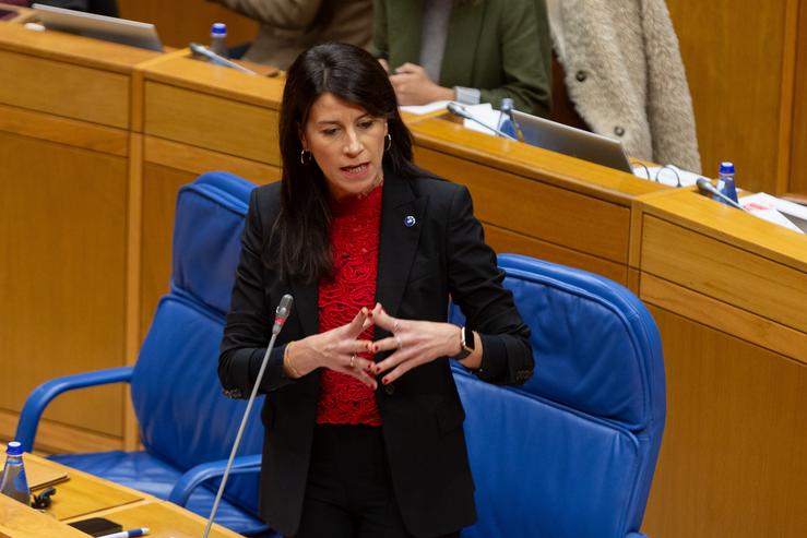 A conselleira de Vivenda e Planificación de Infraestruturas, María Martínez Allegue, no pleno do Parlamento galego.. XUNTA 