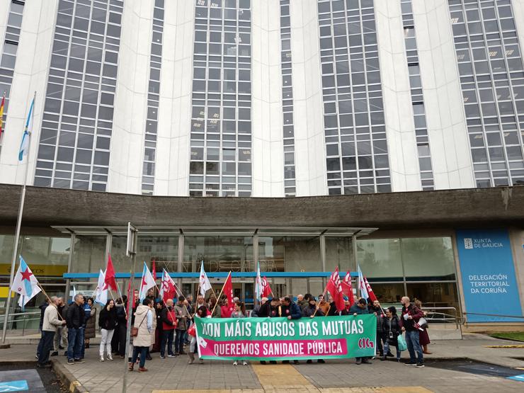 Delegados e delegadas da CIG, nunha concentración ante a Delegación da Xunta na Coruña 