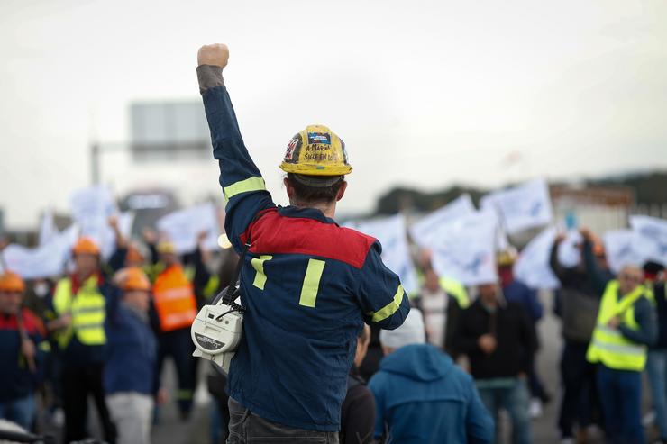 Un home durante unha protesta de traballadores de Alcoa, a 23 de novembro de 2024, en Ribadeo / Carlos Castro - Arquivo