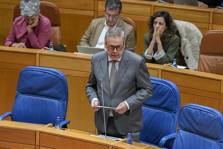 O conselleiro de Sanidade, Antonio Gómez Caamaño, responde a preguntas orais no pleno do Parlamento galego.. XUNTA 