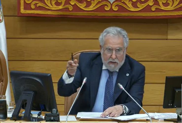 O presidente do Parlamento de Galicia, Miguel Santalices, modera o pleno.. PARLAMENTO DE GALICIA 