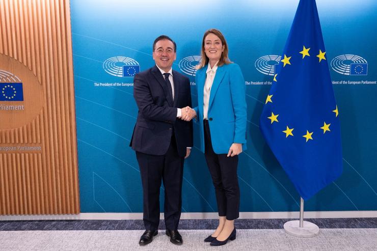 O ministro de Asuntos Exteriores, Unión Europea e Cooperación, José Manuel Albares, reúnese en Bruxelas coa presidenta da Eurocámara, Roberta Metsola. MINISTERIO DE ASUNTOS EXTERIORES