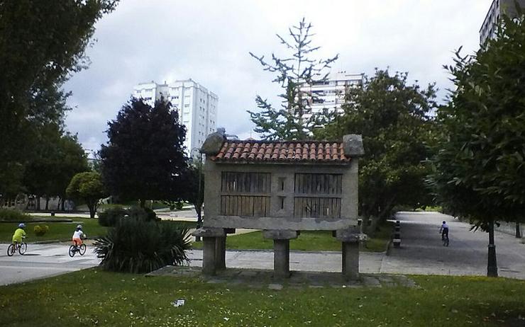 Hórreo no parque de Campolongo, en Pontevedra / Wikipedia