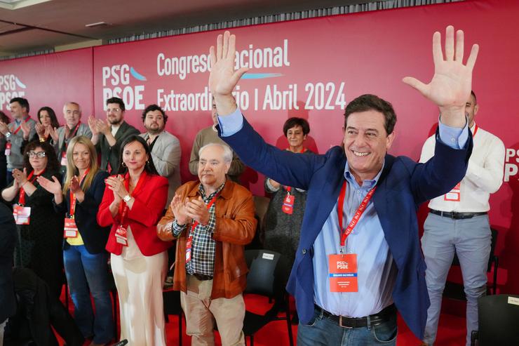 Arquivo - O secretario xeral electo do PSdeG, José Ramón Gómez Besteiro (d), xunto á súa nova executiva durante o congreso do PSdeG, a 28 de abril de 2024, en Santiago de Compostela, A Coruña, Galicia (España). O PSdeG celebrou hoxe o seu congreso. Álvaro Ballesteros - Europa Press - Arquivo 