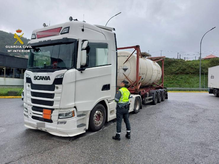 Vehículo de transportes de mercadorías interceptado en Pontevedra 