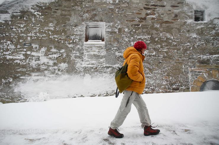 Unha persoa pasea pola neve, a 9 de decembro de 2024, en Pedrafita do Cebreiro 