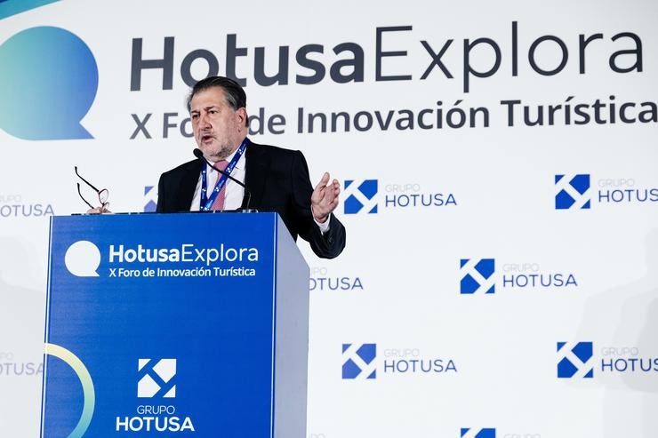 O presidente de Hotusa, Amancio López, intervén durante o X Foro de Innovación Turística Hotusa Explora, no Hotel Eurostars Tower, a 22 de xaneiro de 2024, en Madrid (España). O Grupo Hotusa organizou un ano máis o Foro de Innovación Turística H. Carlos Luján - Europa Press