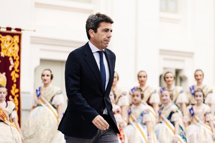 O presidente da Comunidade Valenciana, Carlos Mazón, antes da mascletà madrileña, no Palacio de Cibeles, a 18 de febreiro de 2024, en Madrid (España). A mascletà de Madrid é o primeiro acto levado a cabo entre as cidades de Madrid e Valencia t. Carlos Luján - Europa Press