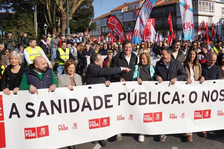 O candidato do Partido dos Socialistas de Galicia (PSdeG) á Presidencia da Xunta, José Ramón Gómez Besteiro (c), durante unha manifestación en defensa da sanidade pública, no parque da Alameda 