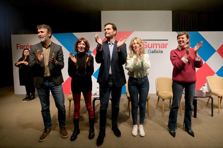 A líder de Sumar e vicepresidenta segunda do Goberno de España, Yolanda Díaz (2d), participa xunto á candidata á Xunta de Galicia, Marta Lois (d), Juan Villoslada (i), Paulo C. López (c) e Berta Vigil (2i) 