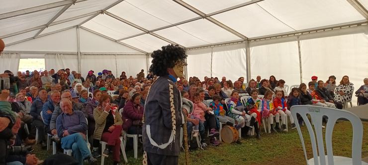 A figura do Paiaso e o público asistente ás sátiras en copla na Fuliada de Trabazos (2024). Foto: XMF.