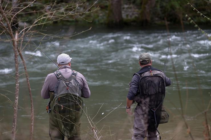 Dous homes pescan no río Navia 