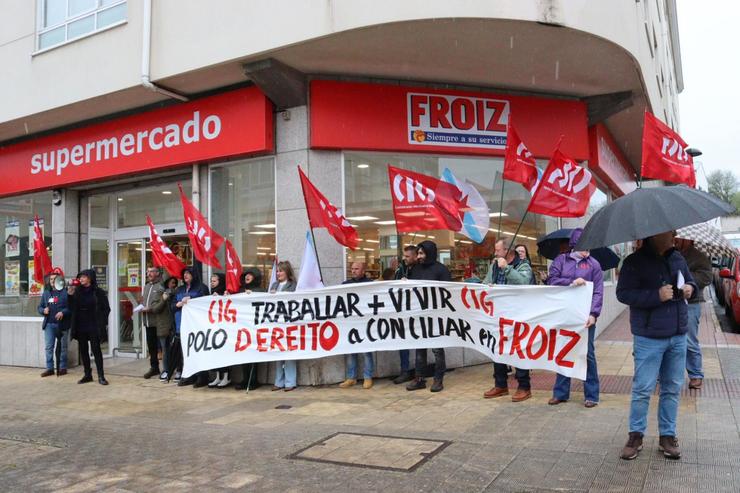 Delegadas e delegados de Froiz da provincia da Coruña, concentrados ante o supermercado Froiz en Santa Cruz, no municipio de Oleiros. FROIZ