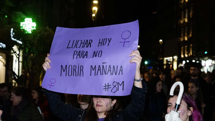 Arquivo - Unha muller cun cartel durante a manifestación convocada por Feminismo Unitario de Vigo, a 8 de marzo de marzo de 2023, en Vigo. Javier Vázquez - Europa Press - Arquivo