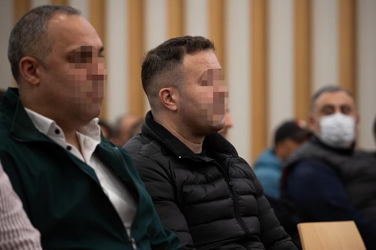 O acusado Juan Carlos Santórum (d) no banco da Audiencia de Pontevedra, en Vigo, no xuízo contra el e outros 27 acusados polo alixo de 3,8 toneladas de cocaína do MV Karar / Adrián Irago - Arquivo