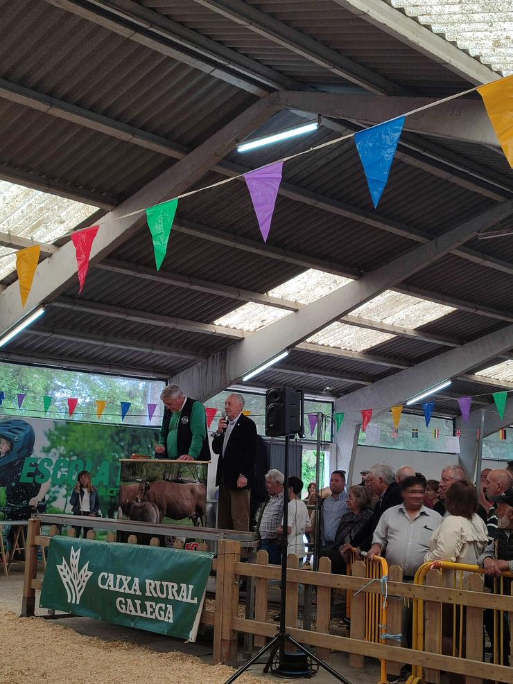 O presidente, César Dorado, na subasta en Sarria