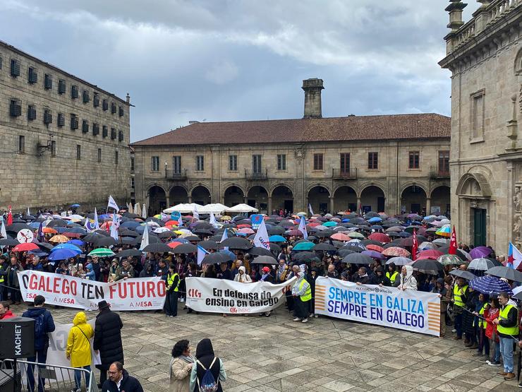 Manisfestantes de Queremos Galego na praza da Quintana na protesta do Día das Letras Galegas 