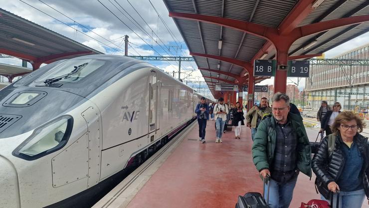 Imaxe do AVE Avril este martes á chegada a Madrid con máis de dúas horas e media de atraso.. PEDRO DAVILA-EUROPA PRESS 
