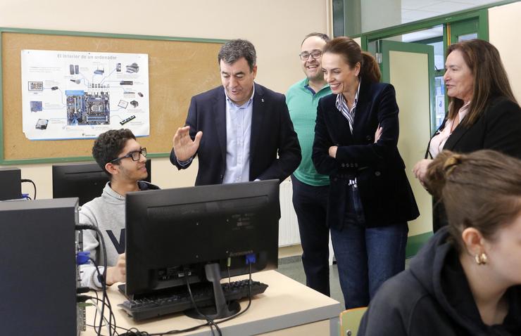 O conselleiro de Educación, Ciencia, Universidades e FP, Román Rodríguez, supervisa no IES de Valadares as probas de competencia dixital 