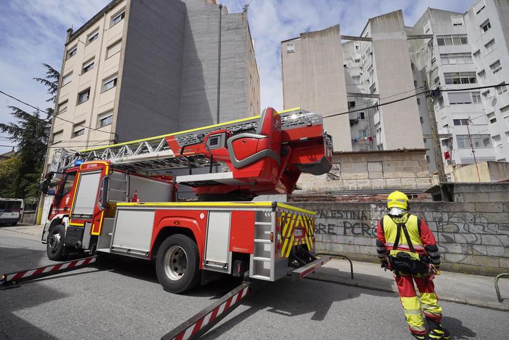 Un camión de bombeiros nas inmediacións onde se derrubou a parede dun edificio m / Javier Vázquez - Arquivo