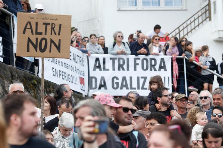 Miles de persoas protestan durante unha manifestación contra a empresa de celulosa Altri en Palas de Rei, Lugo, 