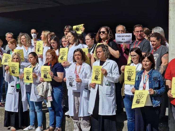 Imaxe de sanitarios protestando na porta de Urxencias do Hospital Álvaro Cunqueiro de Vigo.. PEDRO DAVILA-EUROPA PRESS