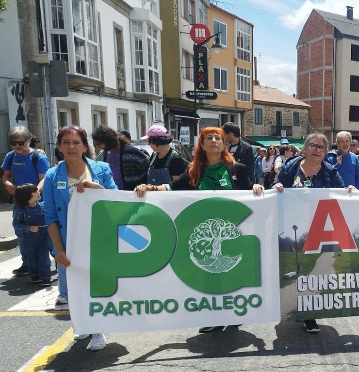 Olga Dourado (centro) na manifestación contra Altri en Palas de Rei 