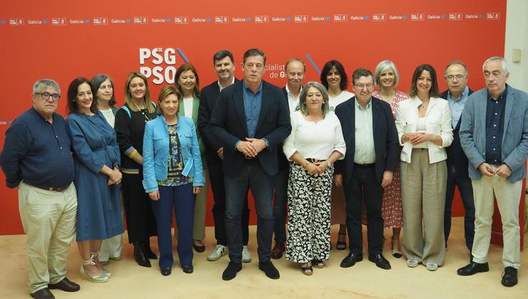O secretario xeral do PSdeG, José Ramón Gómez Besteiro, xunto aos representantes do partido. PSDEG / Europa Press