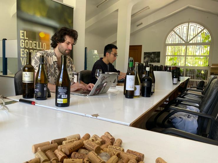 Os catadores da Guía Peñín, Boris Olivas e Ziyang Zhang. Foto: Prensa CRDO Valdeorras.