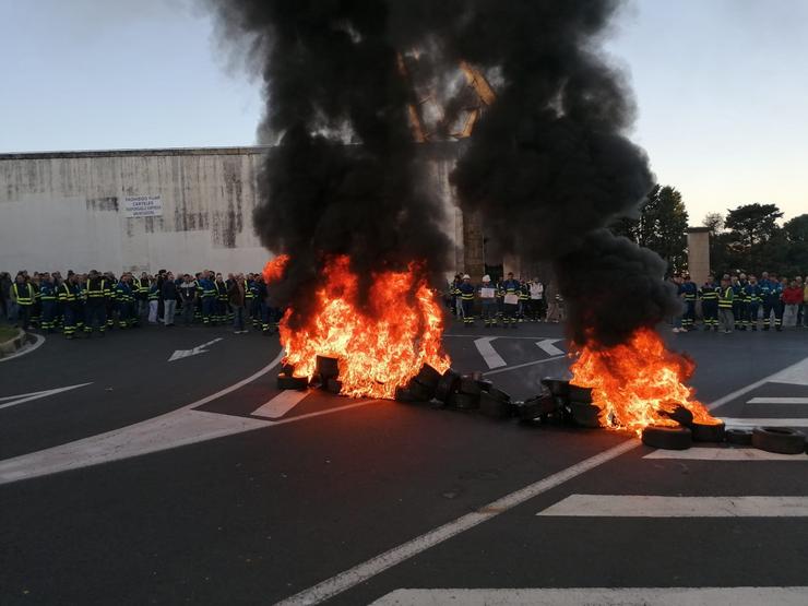 Barricada de pneumáticos ardendo nas inmediacións de Navantia Ferrol, a 12 de xuño de 2024. / Europa Press