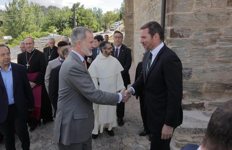 O rei Felipe VI saúda ao conselleiro de Cultura, José López Campos, na inuaguración de 