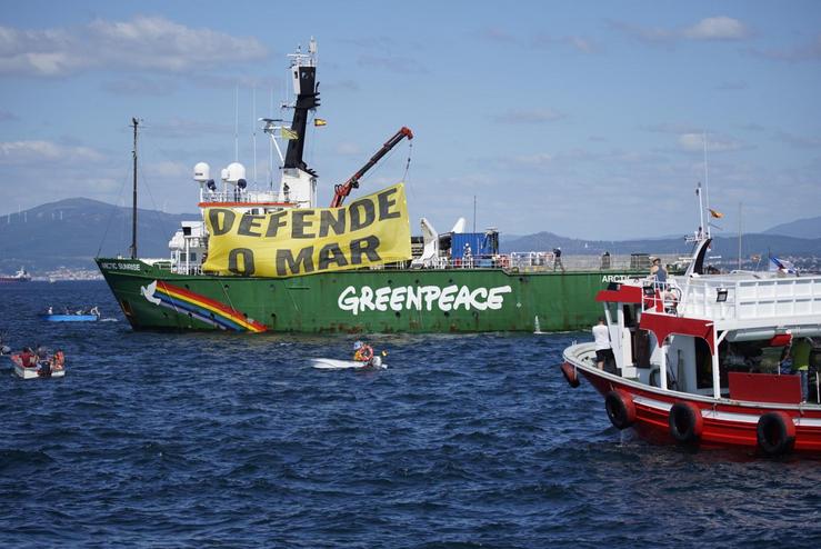 O Artic Sunrise de Greenpeace é recibido polos bateeiros na Ría da Arousa para protestar pola fábrica de Altri 