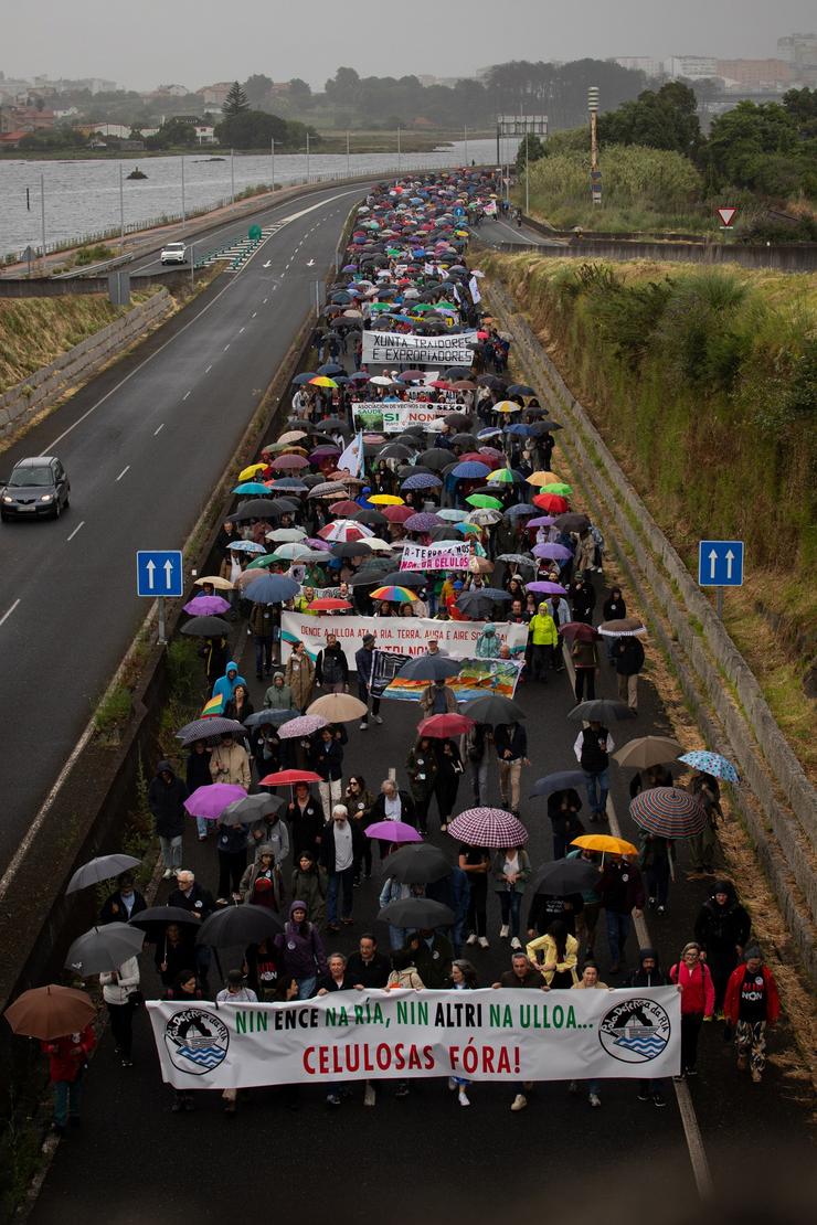 Centos de persoas protestan fronte á fábrica Ence durante unha nova manifestación contra as empresas de celulosa Altri e Ence, a 16 de xuño de 2024, en Pontevedra, Galicia.. Adrián Irago - Europa Press