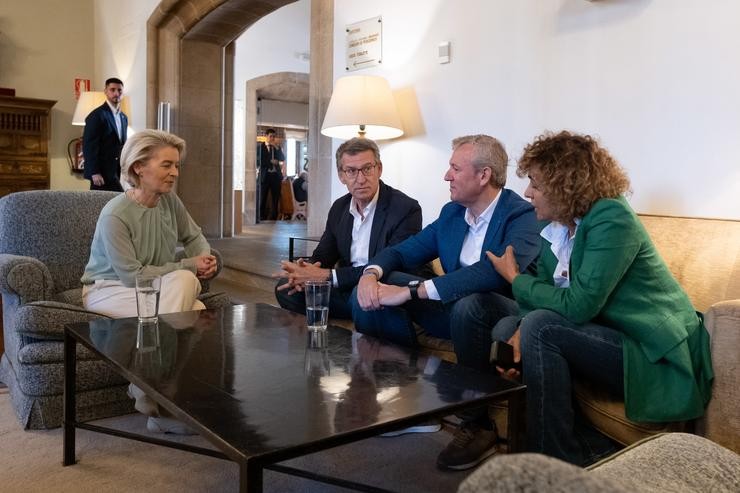 (I-D) A presidenta da Comisión Europea, Ursula Von der Leyen, o presidente do Partido Popular, Alberto Núñez Feijóo, o presidente a Xunta, Alfonso Rueda, e a candidata do PP para as europeas, Dolors Montserrat, na reunión 