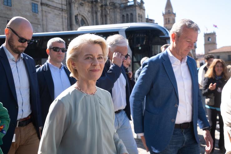 O presidente a Xunta de Galicia, Alfonso Rueda, e a presidenta da Comisión Europea, Ursula Von der Leyen, á súa chegada a unha reunión, a 1 de xuño de 2024, en Santiago de Compostela 