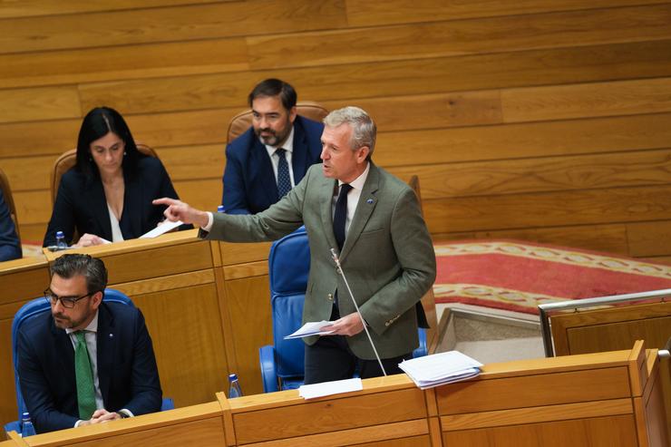O presidente da Xunta, Alfonso Rueda, durante a sesión de control do pleno do Parlamento galego / David Cabezón