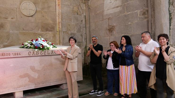 Ana Pontón realiza unha ofrenda floral ante a tumba de Castelao no Panteón de Galegos Ilustres 