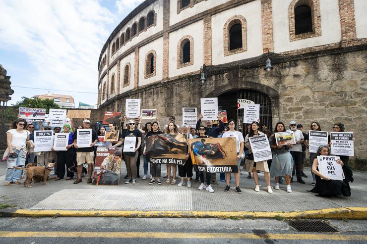 Colectivos animalistas maniféstanse ante a praza de touros de Pontevedra contra unha becerrada.. BEA CISCAR - EUROPA PRESS 