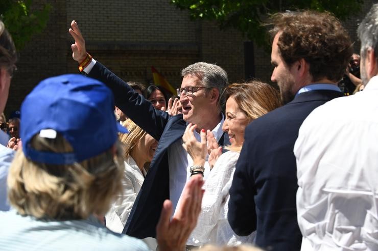 O presidente do Partido Popular, Alberto Núñez Feijóo (c), e a alcaldesa de Zaragoza, Natalia Chueca (2d), durante un acto de campaña do Partido Popular, na Praza dos Sitios, a 2 de xuño de 2024 / Ramón Comet