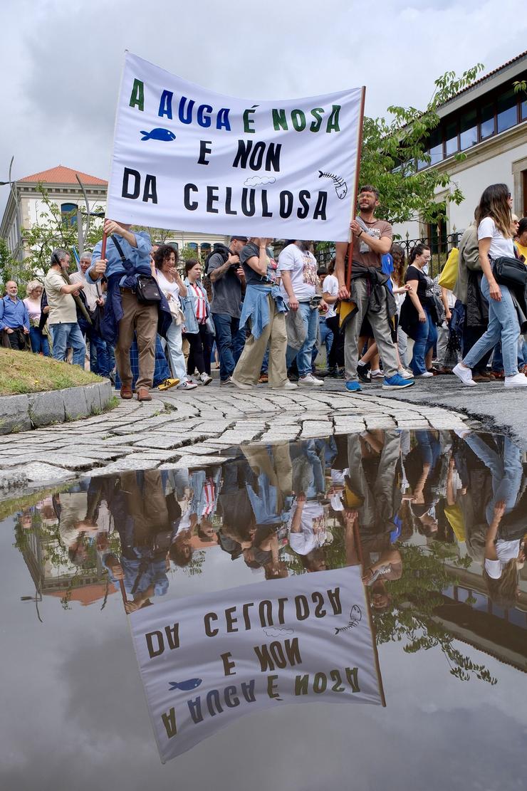 Decenas de persoas durante unha nova protesta contra a empresa de celulosa Altri, na porta principal da Xunta de Galicia. César Arxina 