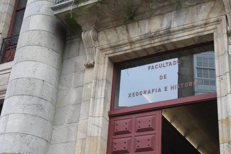 Entrada da Facultade de Xeografía e Historia | Xornal de Compostela - Arquivo