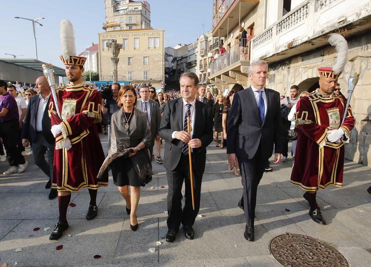O alcalde de Vigo, Abel Caballero (3d), e o presidente da Xunta, Alfonso Rueda (2d), durante a procesión do Cristo da Vitoria, a 7 de agosto de 2022, en Vigo / Javier Vázquez - Arquivo