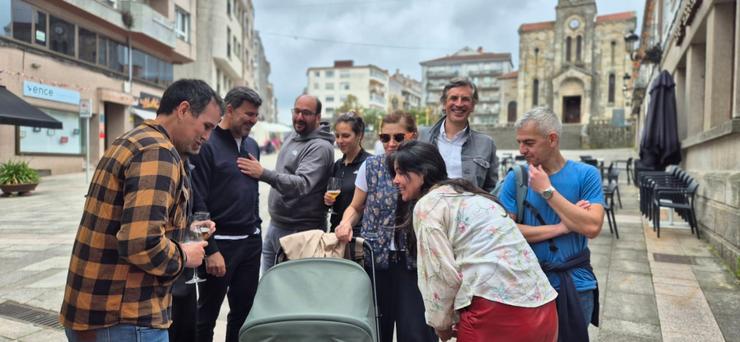 O candidato socialista Nicolás González Casares (PSdeG) aproveita a xornada de reflexión para pasar o día en familia en Lalín (Pontevedra). PSDEG / Europa Press