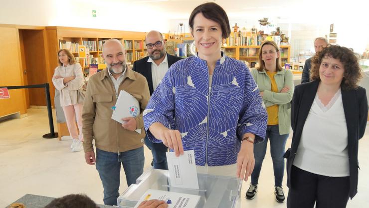 A portavoz nacional do BNG, Ana Pontón, vota no CGAC de Santiago acompañada de Néstor Rego, Rubén Cela, Míriam Louzao e Goretti Sanmartín.. BNG